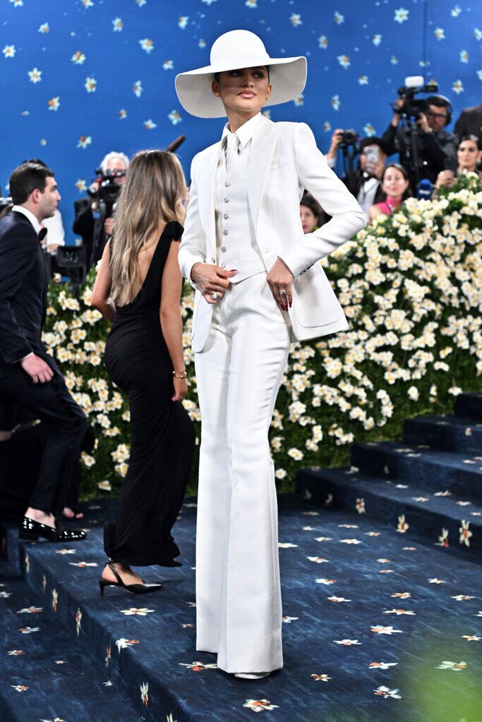 Thảm đỏ Met Gala 2025: Jennie (BLACKPINK) điện ảnh tuyệt đối, Lisa (BLACKPINK) mặc quần nội y khoe amp;#34;cặp kiếm Nhậtamp;#34; - 12