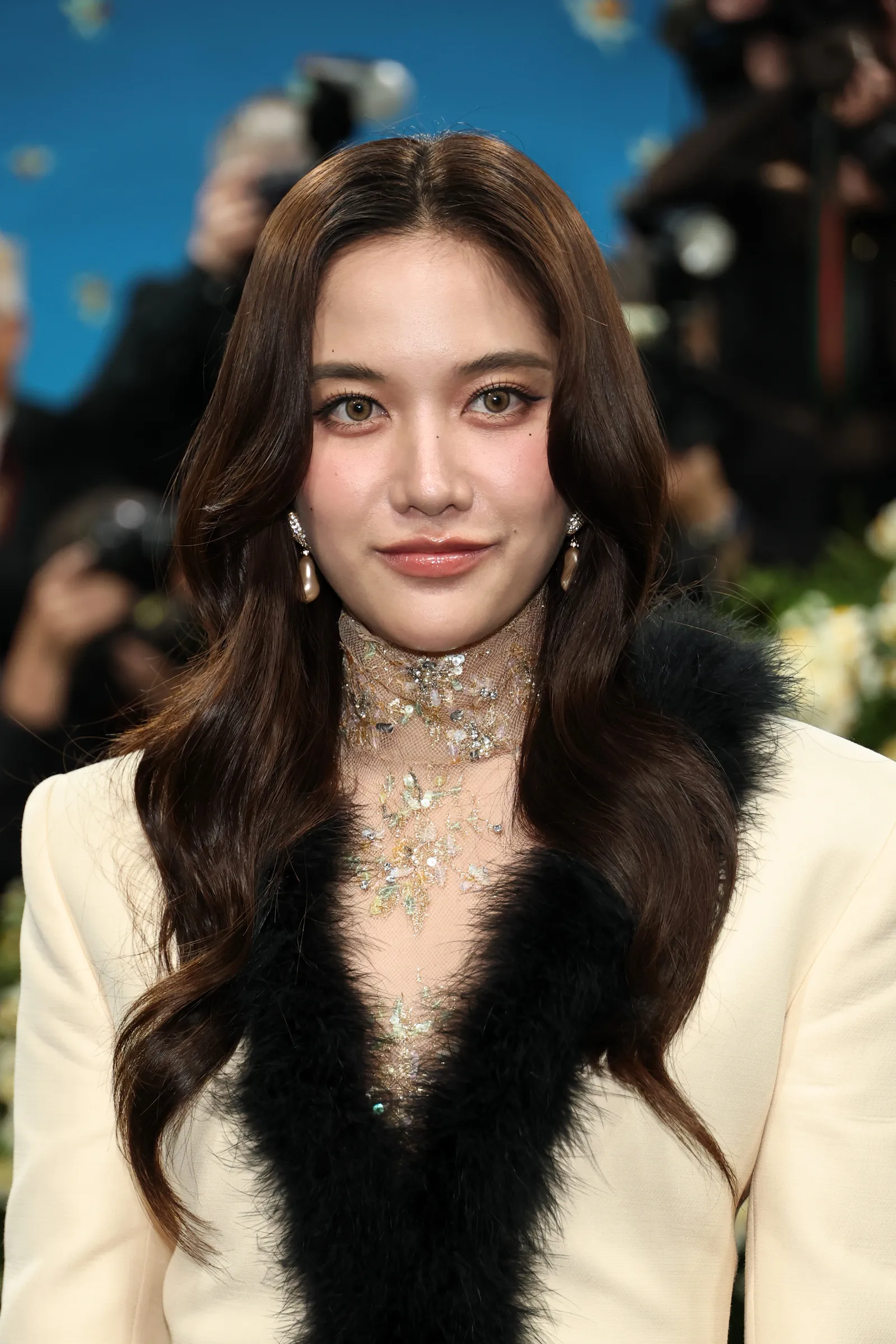Freen Sarocha, đại sứ thương hiệu Valentino từ Thái Lan, lần đầu tham dự Met Gala 2025. Freen chọn phong cách trang điểm nhẹ nhàng, với lớp nền trong suốt, má hồng đào và phấn mắt tông hồng nhạt, tạo vẻ tươi tắn. 