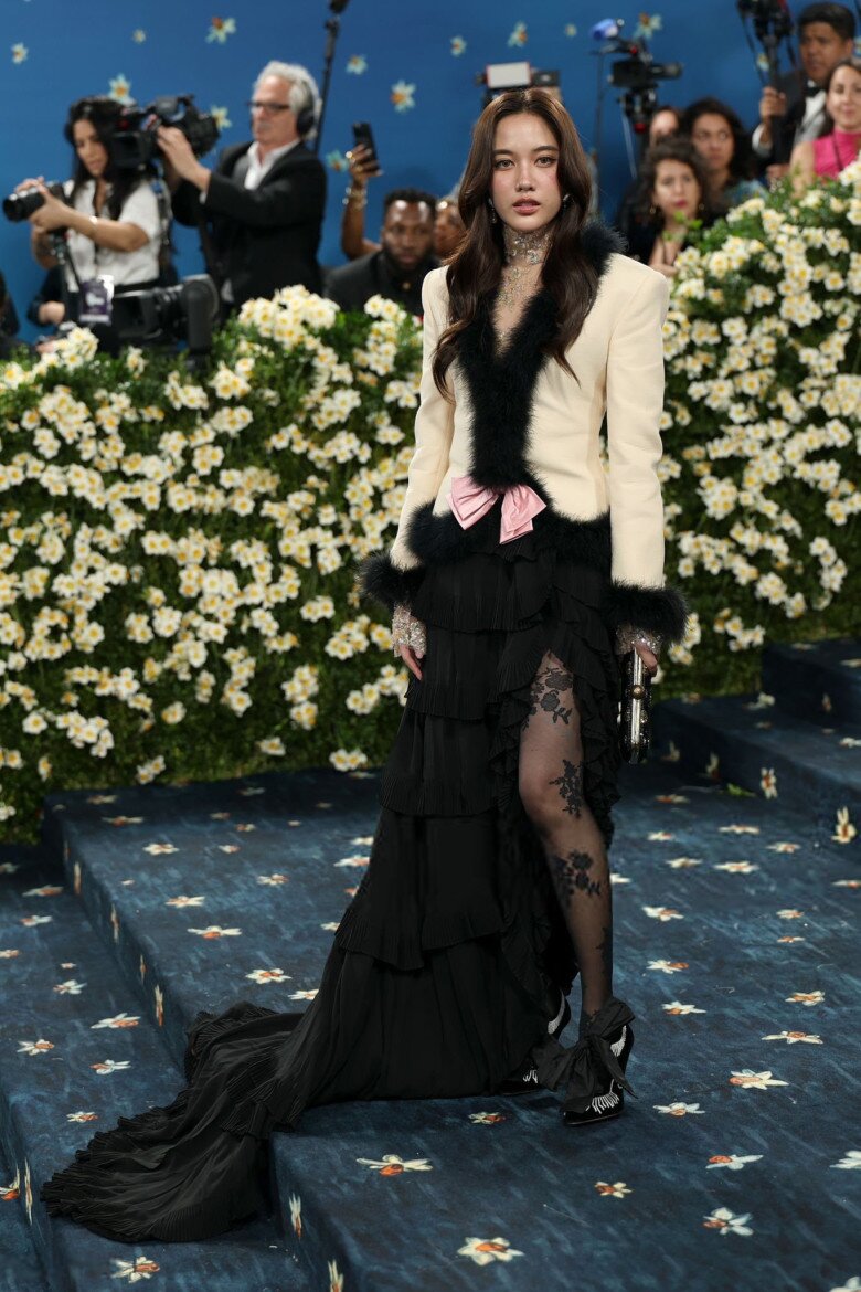 Thảm đỏ Met Gala 2025: Jennie (BLACKPINK) điện ảnh tuyệt đối, Lisa (BLACKPINK) mặc quần nội y khoe amp;#34;cặp kiếm Nhậtamp;#34; - 17