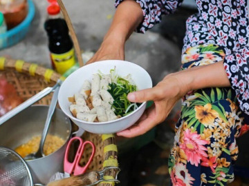 Tín đồ món trộn nhất định phải tới 5 quán ngon tại Hà Nội, bún miến bánh đa đủ cả, khách xếp hàng kín vỉa hè chờ ăn