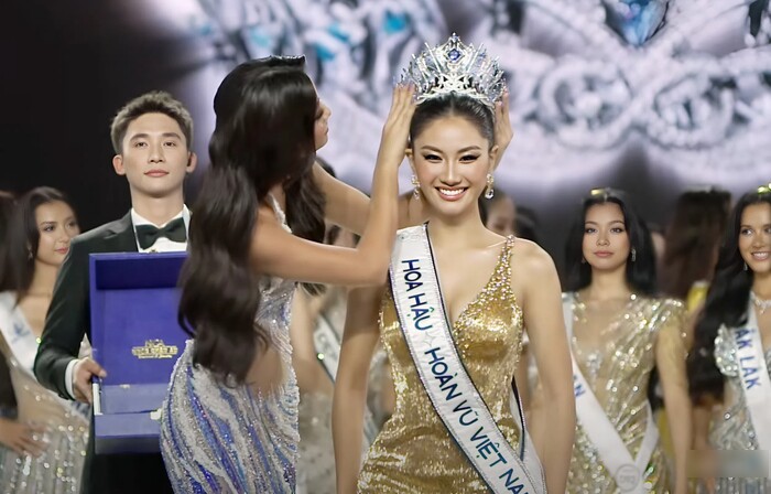 Hoa hậu Xuân Hạnh trao lại vương miện cho Tân Hoa hậu Hoàn Vũ Việt Nam 2025 - Phương Linh.
