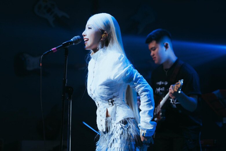 Hình ảnh chủ đạo là một cô gái ẩn mình sau tấm màn mờ, tượng trưng cho sự đè nén và mắc kẹt trong cơn bão cảm xúc.