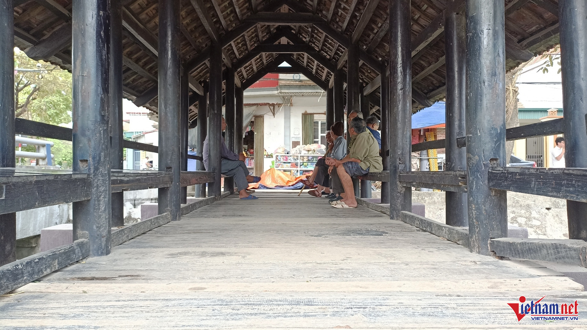 Cầu rộng gần 3m, mặt sàn đều được lát bằng gỗ lim