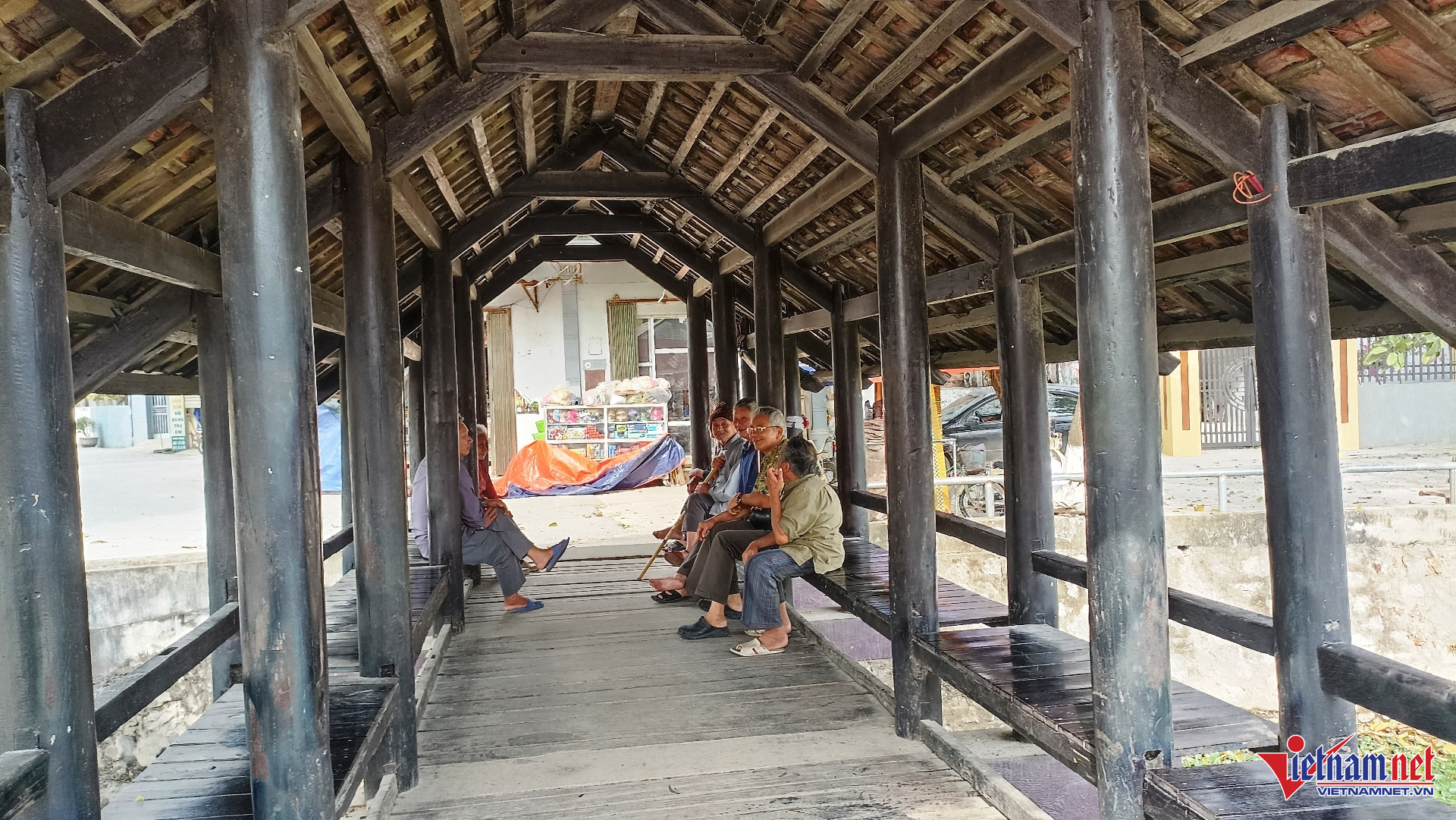 Cầu được dựng theo kiểu nhà 5 gian, cột kèo, xà, vì đều được làm bằng gỗ lim