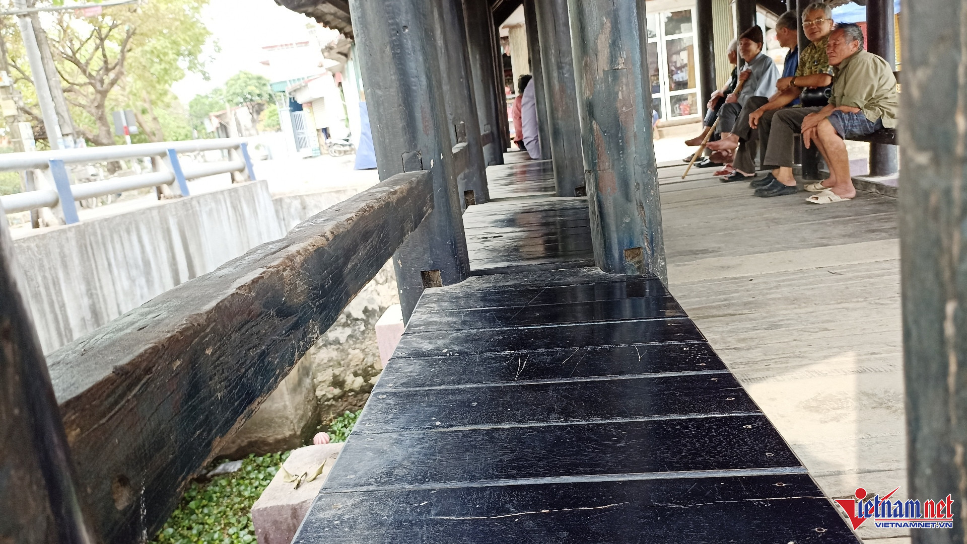 Dọc thân cầu có 2 hàng ghế để người dân, du khách ngồi nghỉ ngơi