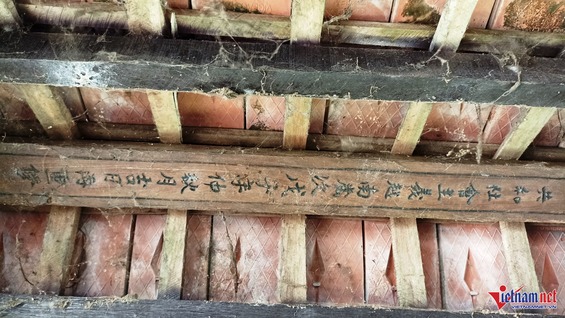 Thông tin của cầu được ghi bằng chữ Hán trên xà của cầu