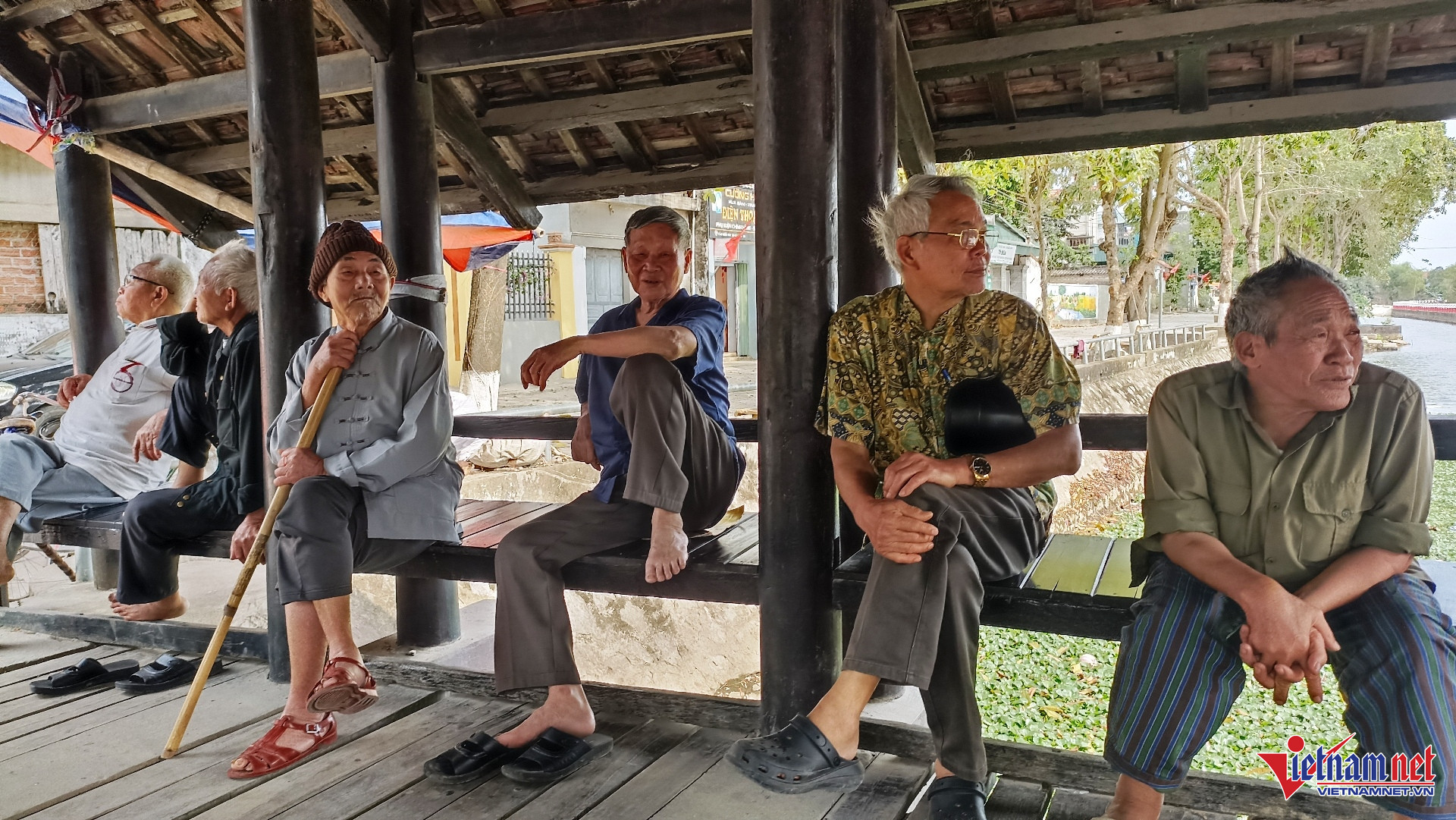 Cầu là nơi gặp mặt, trò chuyện của những người bạn già