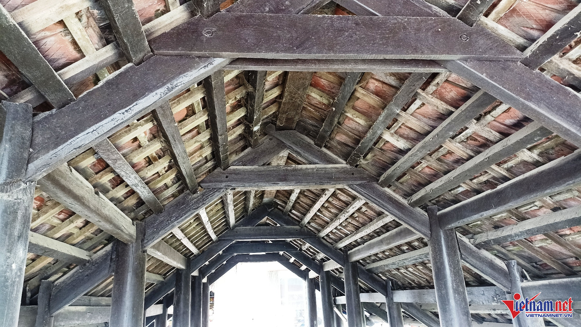 Các cột, kèo, vì, mặt sàn được làm bằng gỗ lim nên rất chắc chắn