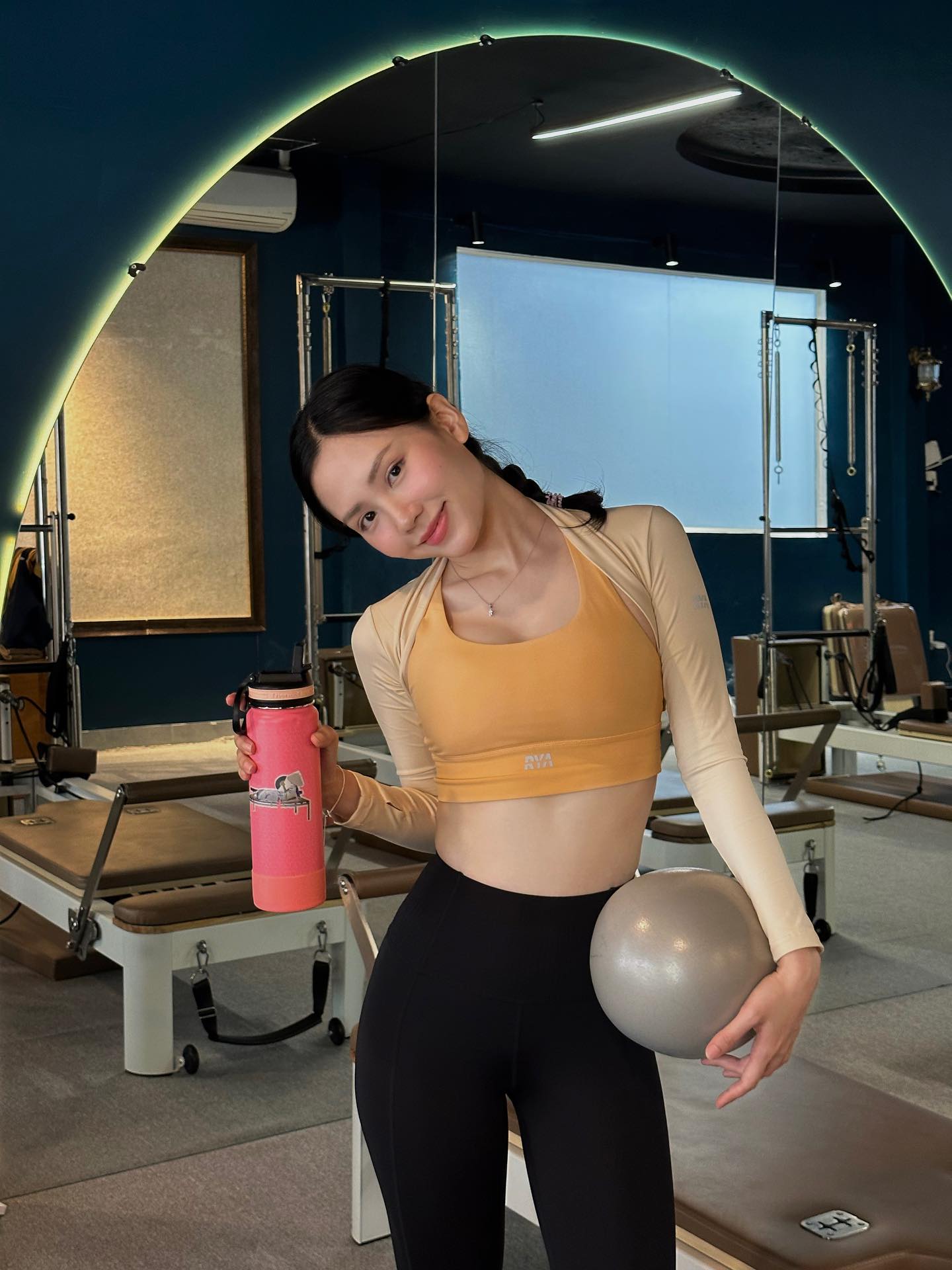 So với những hình ảnh vài ngày trước, nhiều người nhận xét nàng hậu đã tươi tắn, có sức sống hơn.