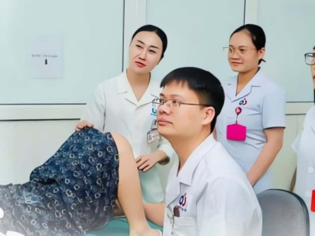 Gian nan tìm vòng tránh thai 25 năm tuổi "chạy lạc" trong bụng cụ bà U70