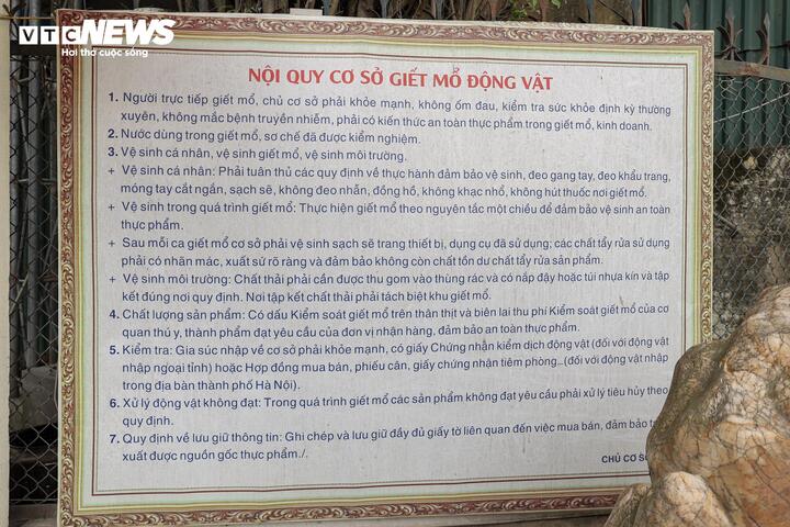 Tại cổng cơ sở giết mổ tập trung, chốt kiểm dịch động vật liên ngành cùng bảng nội quy được bố trí, lắp đặt.