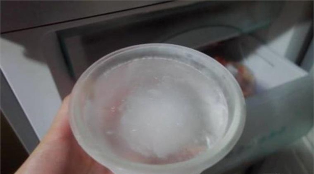 Cho bát nước vào ngăn đá trước khi đi ngủ. Lưu ý nên thực hiện việc này vào ban đêm để đạt được tác dụng tốt nhất.