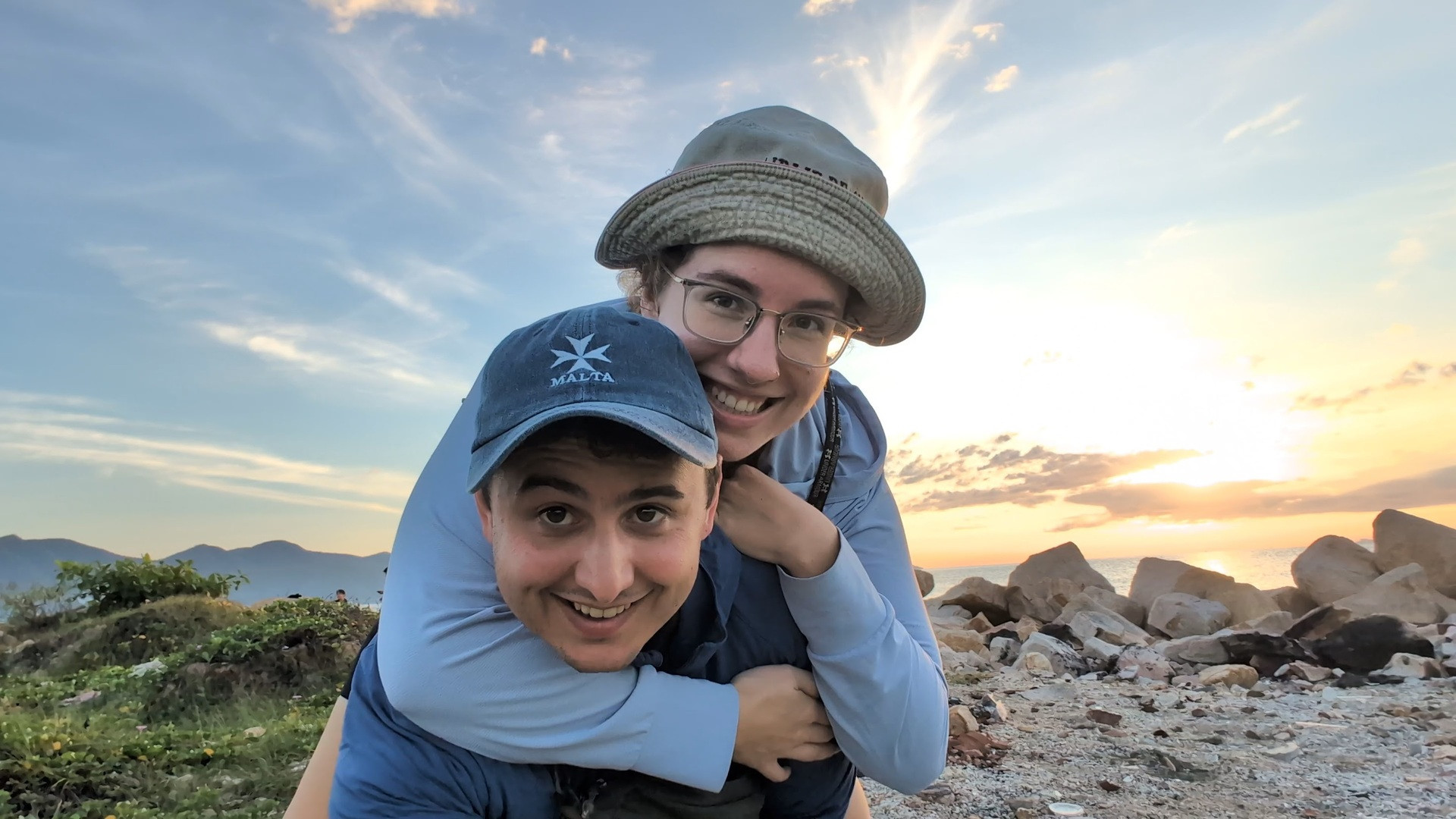 Đến Việt Nam 1 năm, cặp đôi Anh - Canada quyết định ở lại vì quá hạnh phúc 19 Cặp đôi cùng nhau khám phá những điểm đến đẹp khắp Việt Nam. Ảnh: Two Peas Abroad