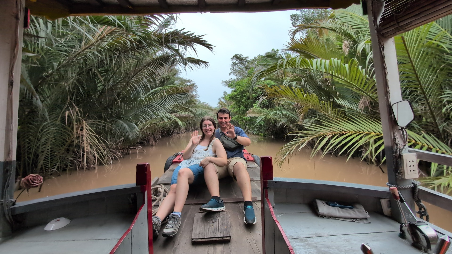 Đến Việt Nam 1 năm, cặp đôi Anh - Canada quyết định ở lại vì quá hạnh phúc 21 Sông nước miền Tây là trải nghiệm lý thú với cặp đôi du khách tới từ Anh - Canada. Ảnh: Two Peas Abroad