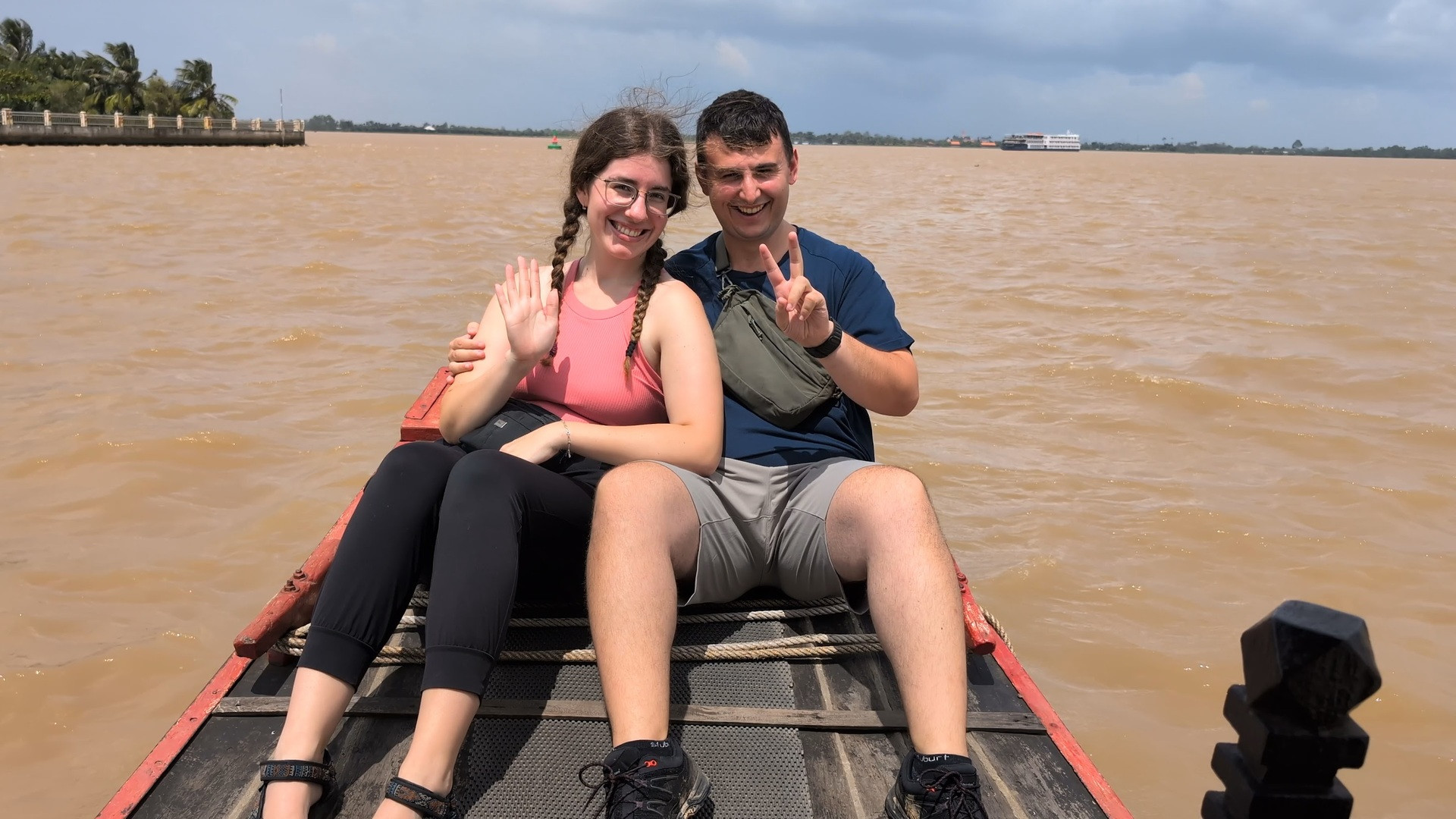 Đến Việt Nam 1 năm, cặp đôi Anh - Canada quyết định ở lại vì quá hạnh phúc 22 Liam và Sarah thấy cuộc sống hạnh phúc hơn khi ở Việt Nam. Ảnh: Two Peas Abroad