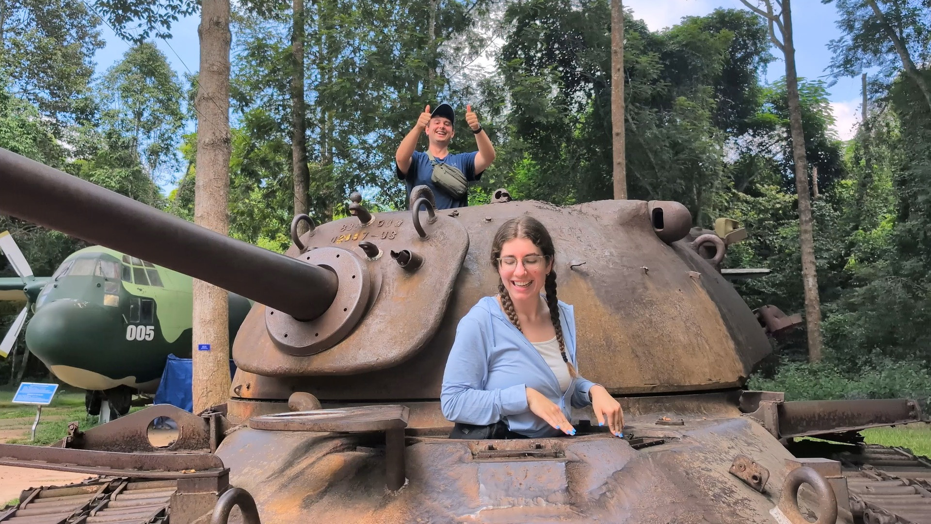 Đến Việt Nam 1 năm, cặp đôi Anh - Canada quyết định ở lại vì quá hạnh phúc 25 Cặp đôi cũng thích thú tìm hiểu lịch sử, văn hóa Việt Nam. Ảnh: Two Peas Abroad