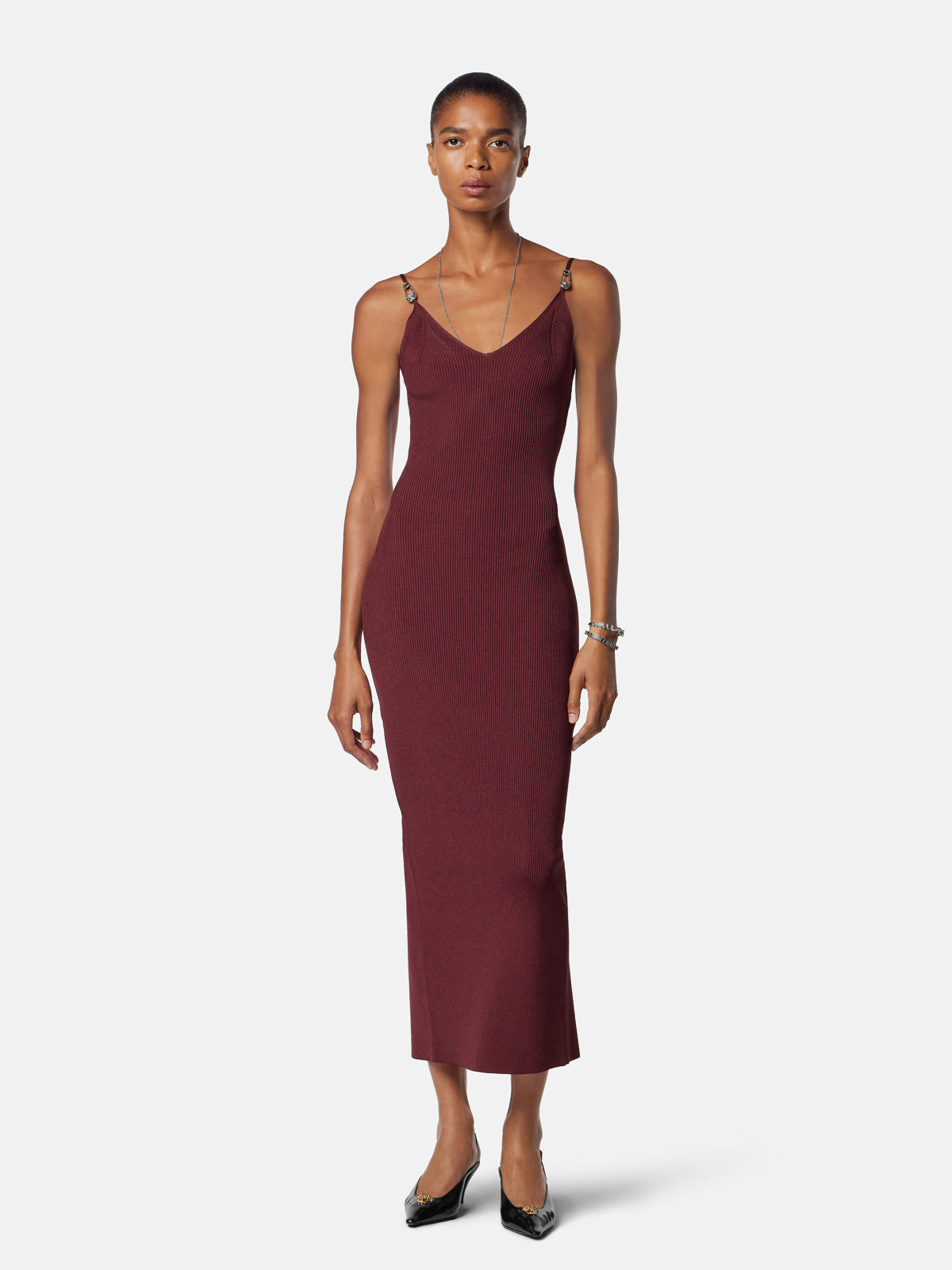 Đây là sản phẩm từ nhà mốt Versace, chất liệu 83% viscose và 17% polyester, có giá 1.990 USD (hơn 52 triệu đồng).