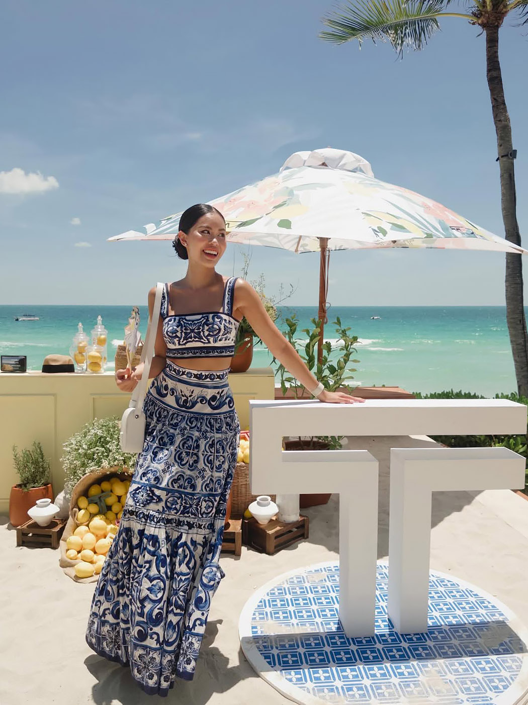 Trước đó, ái nữ vua hàng hiệu Johnathan Hạnh Nguyễn dự event trong ngày đầu tiên với tinh thần Địa Trung Hải phóng khoáng.
