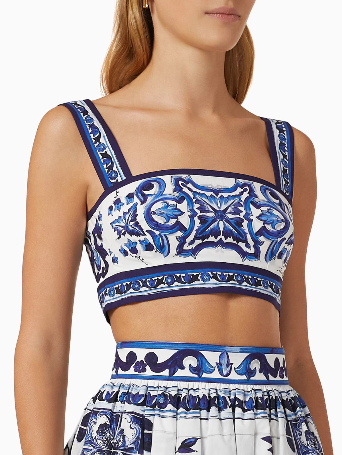 Mẫu crop top nhỏ xinh in hoa văn majolica từ thương hiệu Dolce amp; Gabbana tiêu tốn 845 USD (hơn 22 triệu đồng).