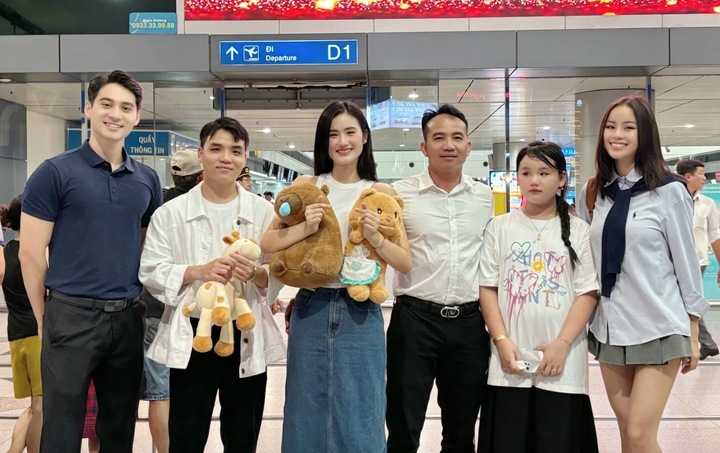 Từng có thời điểm, cả hai vướng tin chia tay. Lúc đó, Ý Nhi vướng nghi vấn hẹn hò nam vương Tuấn Ngọc. Song sau đó, Ý Nhi nhanh chóng phủ nhận. Chuyện tình cảm của Nhi và Kiệt vẫn bình thường, cả hai đều động viên nhau trên con đường phát triển bản thân. Cả hai xin phép giữ chuyện tình cảm ở một góc riêng tư để công việc và tình cảm đều phát triển thuận lợi, cô nói.