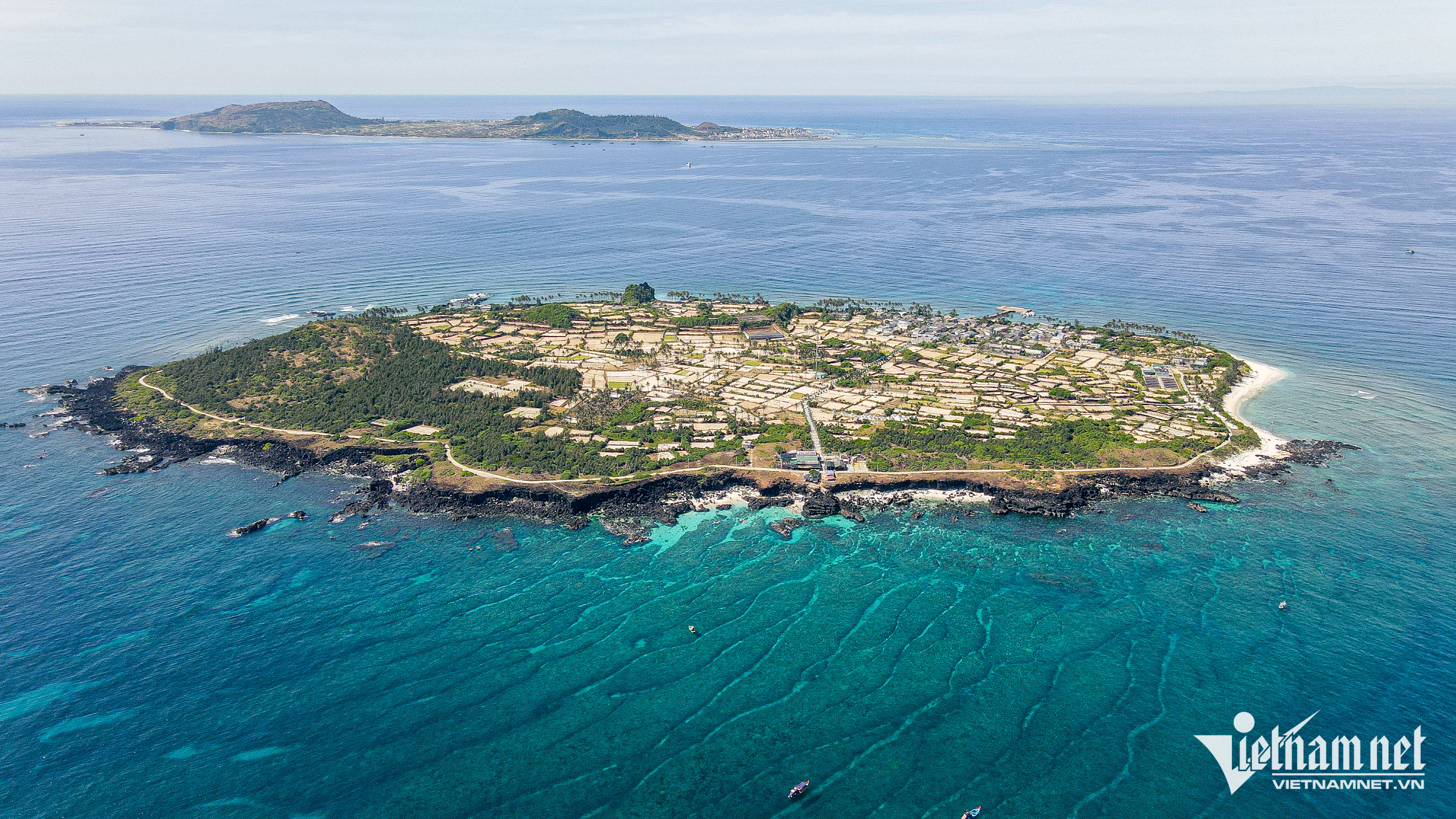 Đảo Bé Lý Sơn được du khách ví như thiên đường du lịch giữa biển khơi. Ảnh: Linh Trang