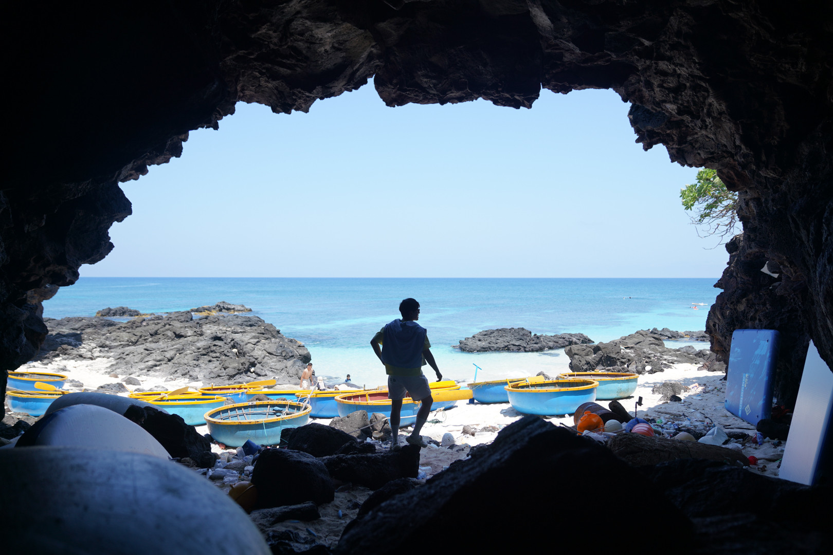 Vách đá núi lửa là địa điểm check-in nổi tiếng ở đảo Bé. Ảnh: Mạnh Tiến Khôi