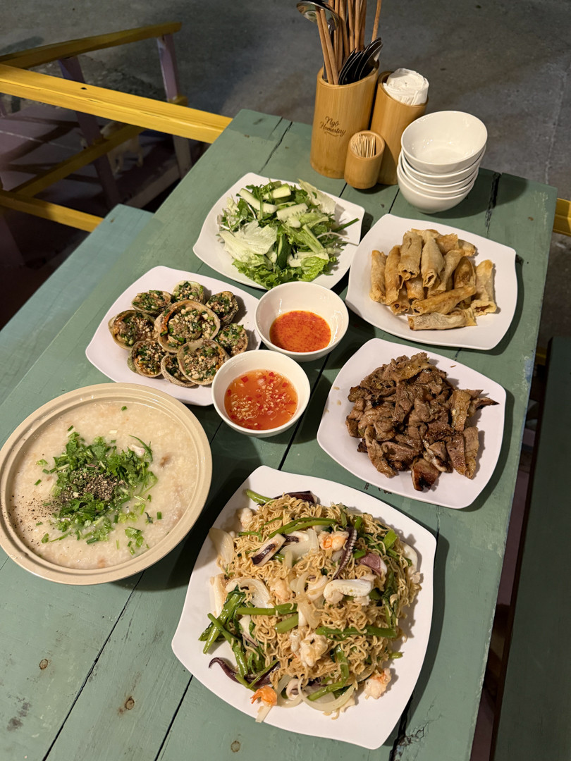 Bữa cơm tối anh Khôi đặt tại homestay trên đảo. Ảnh: Mạnh Tiến Khôi