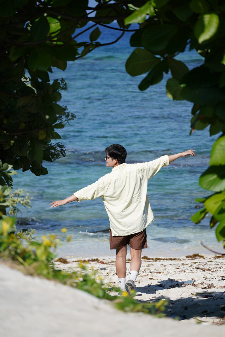 Buổi chiều, nam du khách vui chơi ở Bãi Tây, chèo kayak gần cảng và chờ ngắm hoàng hôn.