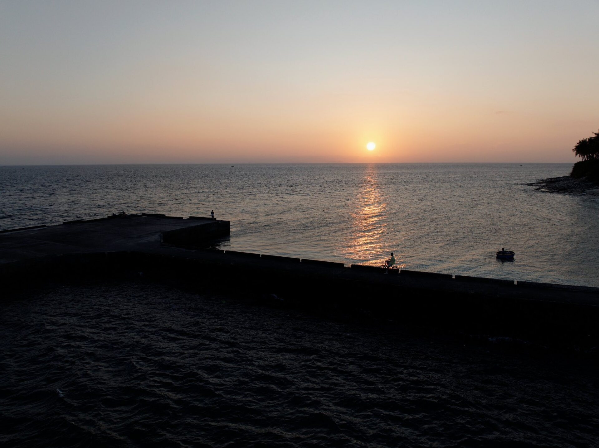 Hoàng hôn bình yên trên đảo Bé. Ảnh: Mạnh Tiến Khôi