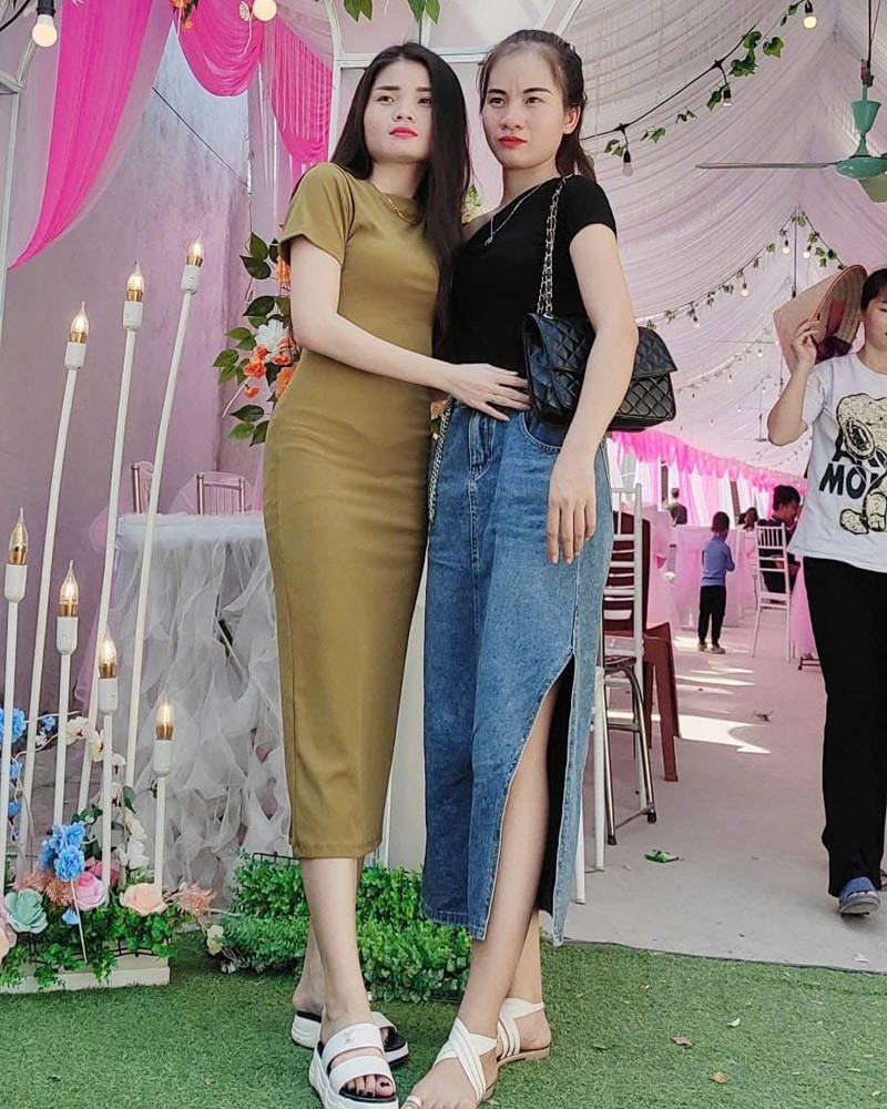 Chị Oanh (áo đen) và em gái - Nguyễn Thị Thúy 