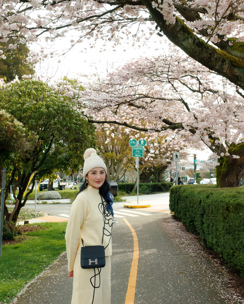 Vợ Phan Thành được khen mặc như du học sinh dạo phố Canada - 1