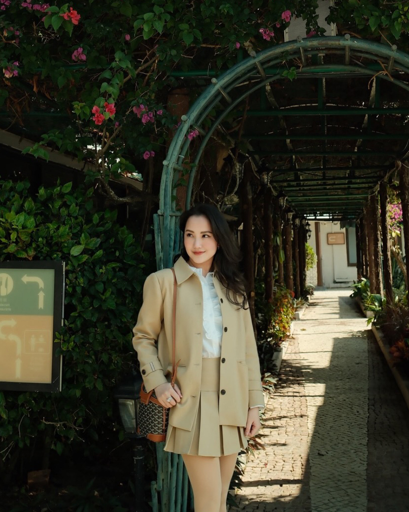 Vợ Phan Thành được khen mặc như du học sinh dạo phố Canada - 8