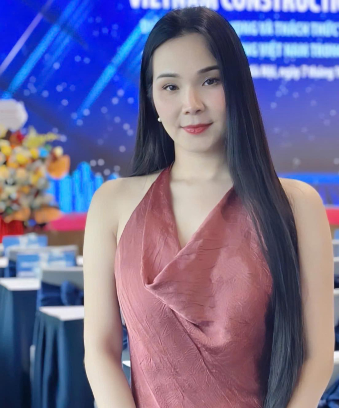 Đặng Việt Trinh sinh năm 1996, hiện làm việc trong lĩnh vực truyền thông. Cô từng có nhiều bài bình luận, phân tích từng được đăng tải trên các báo điện tử như VnExpress, , Tuổi Trẻ,...