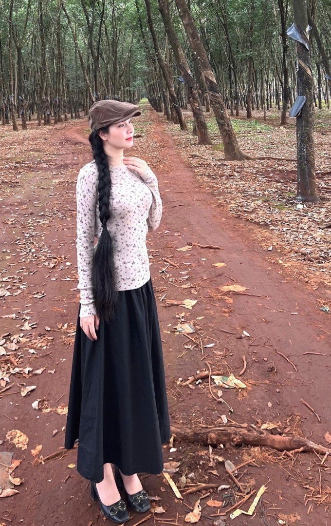 Việt Trinh thú nhận mái tóc dài đôi lúc cũng hơi gây bất tiện song cũng là niềm kiêu hãnh, sự tự hào của bản thân.