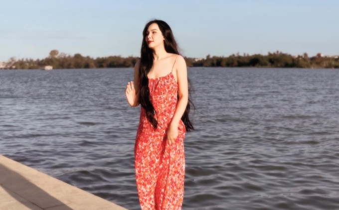 Với tôi, mái tóc dài không chỉ là vẻ ngoài, mà còn là một phần của sự nữ tính và nét đẹp truyền thống mà tôi muốn giữ lại nên dù có bận rộn đến đâu, tôi vẫn chọn kiên trì với những thói quen nhỏ như vậy, Việt Trinh cho biết.