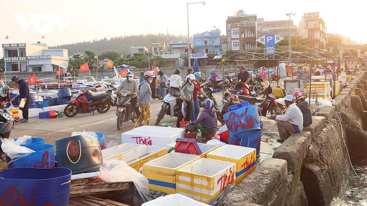 Hoạt động mua bán diễn ra ngay tại cảng. 