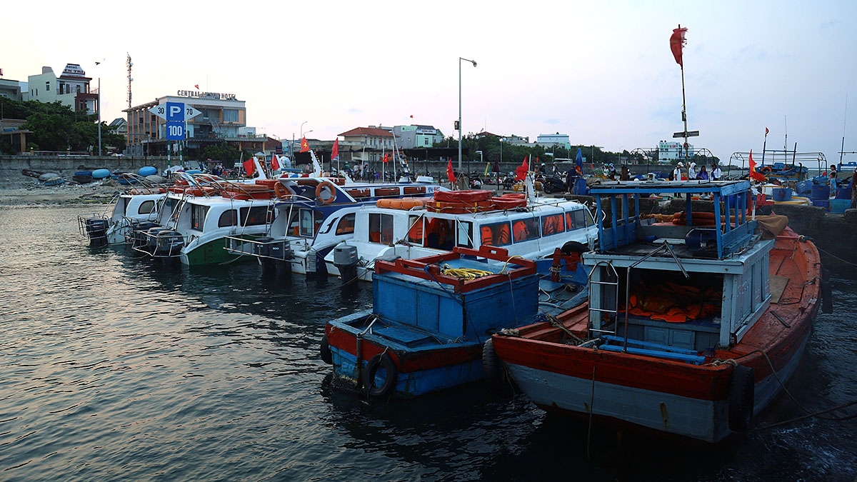 Dưới anh bình minh ở nơi đầu sóng, nhịp sống trên đảo Lý Sơn cứ thế lặp lại mỗi ngày, bền bỉ và kiên cường. Với ngư dân Lý Sơn, ra khơi không chỉ là mưu sinh, mà còn là cách họ gìn giữ ngư trường, góp phần khẳng định chủ quyền biển đảo của Tổ quốc.