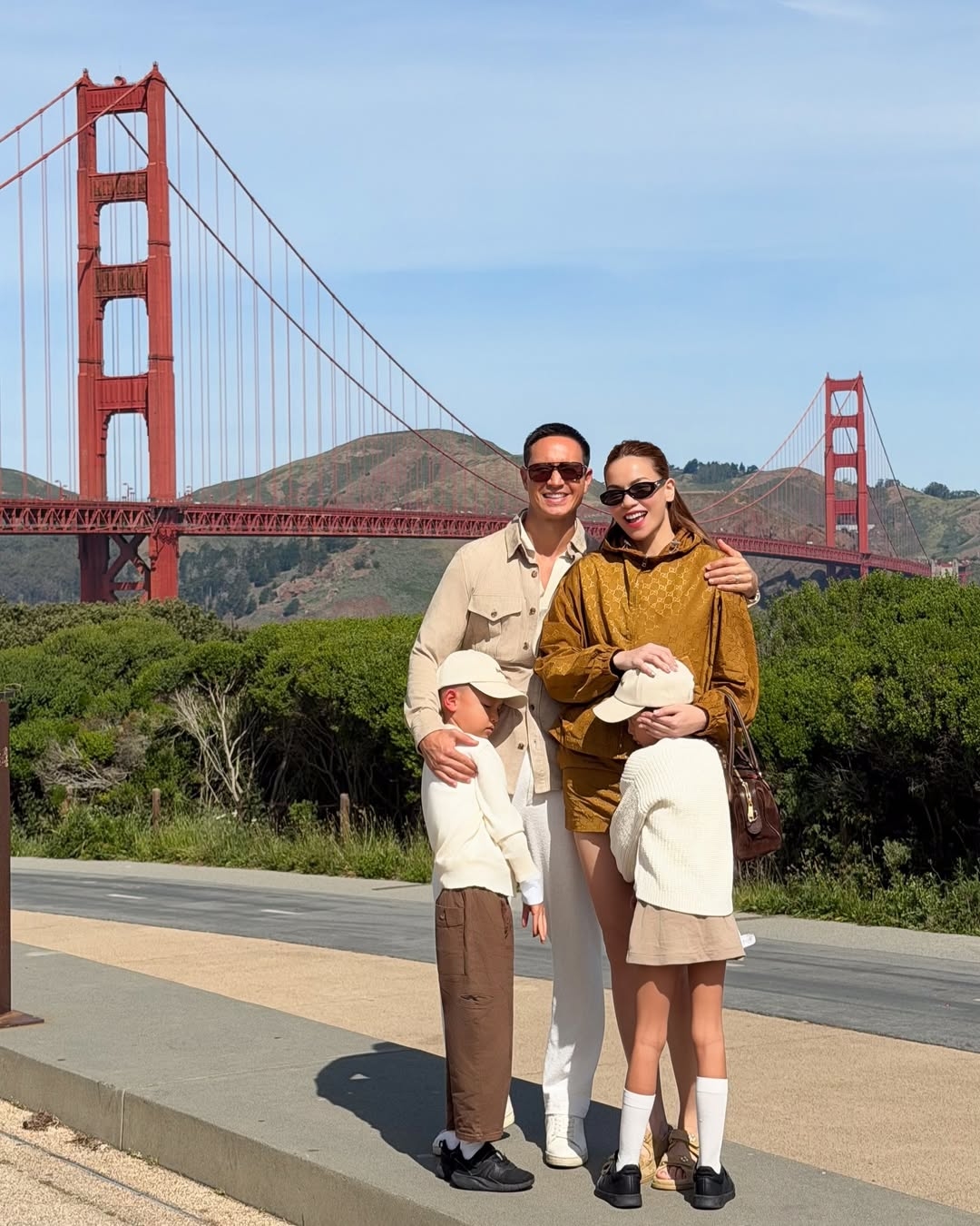 Cuối tháng 3, Hồ Ngọc Hà chia sẻ chuyến đi chơi California nhân dịp cô lưu diễn ở Mỹ. Bốn thành viên gia đình ca sĩ lưu lại kỷ niệm bên cầu Cổng Vàng. Hà Hồ cho biết thích cảm giác cả nhà quây quần nên đi đâu cũng muốn đưa chồng con đi cùng. Để thể hiện sự khăng khít, họ thường mặc đồ giống nhau về màu sắc, phong cách.