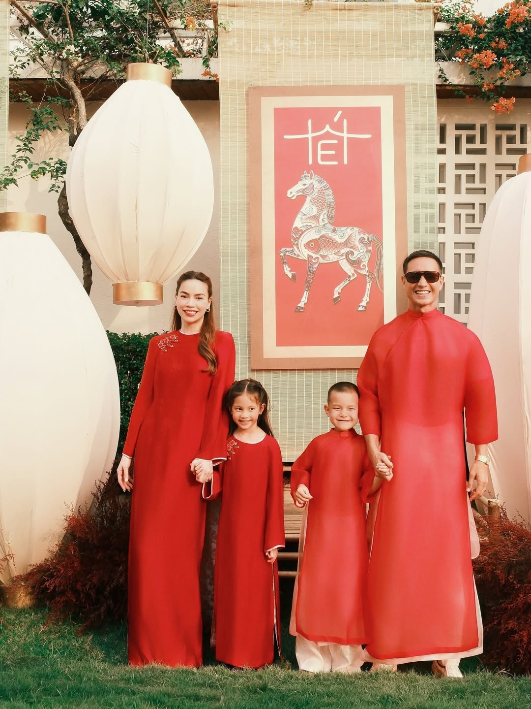 Dịp Tết năm nay, bốn người chọn áo dài đỏ phối quần lụa trắng. Theo truyền thống, gia đình Hà Hồ luôn mặc giống nhau và chụp hình trong vườn nhà ngày đầu năm mới. Những mùa trước, họ mặc áo xanh da trời, hồng hoặc phối hai tông xanh, trắng.