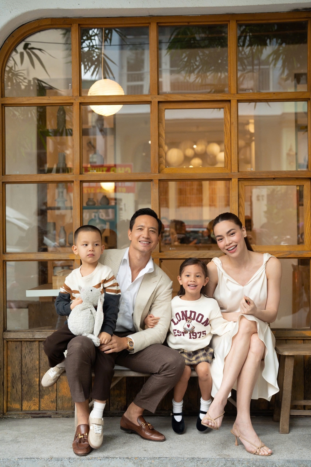 Trang phục dạo phố với tông màu be theo phong cách thanh lịch. Bé Lisa và Leon cùng mặc sweatshirt theo phong cách preppy. Hà Hồ chọn váy midi lụa màu kem, kết hợp sandals quai mảnh theo phong cách thập niên 1990. Kim Lý phối blazer màu kem cùng quần và giày loafer nâu.
