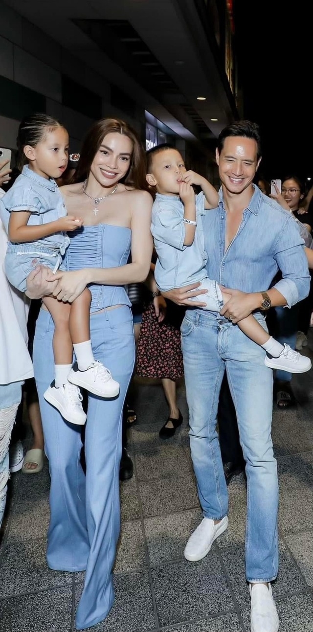 Trong một lần đi sự kiện, cả nhà diện các thiết kế xanh denim mang phong cách Y2K.