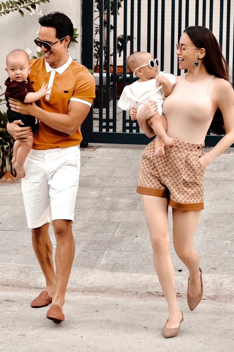 Cả nhà lăng xê phong cách Old Money với các màu nâu - be - trắng, quần shorts, giày bệt và kính râm kiểu cách.