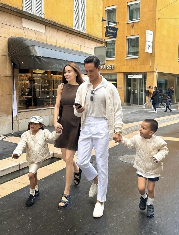 Trong chuyến thăm châu Âu, hai bé được mẹ chọn áo khoác chần bông kiểu dáng unisex. Hồ Ngọc Hà diện váy chữ A tối giản lấy cảm hứng từ thập niên 1960, kết hợp mốt giày của bố. Kim Lý thể hiện sự thanh lịch bằng bộ quần áo sáng màu, gồm quần chinos cạp cao, sơ mi và áo polo trơn.