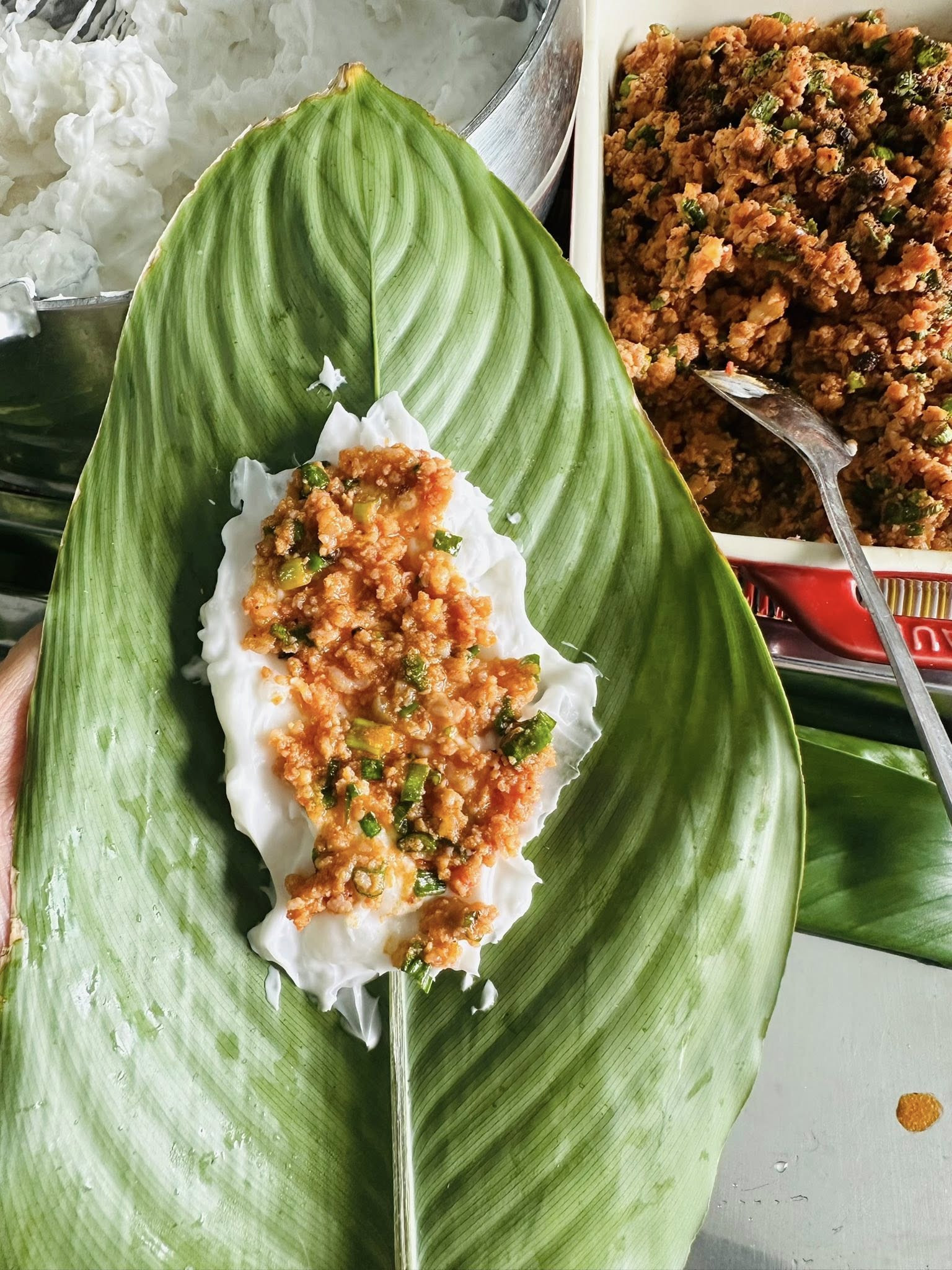 Dù làm từ những nguyên liệu đơn giản nhưng để có một chiếc bánh ngon, đòi hỏi đầu bếp phải khéo léo. Ảnh: Hoài Phương