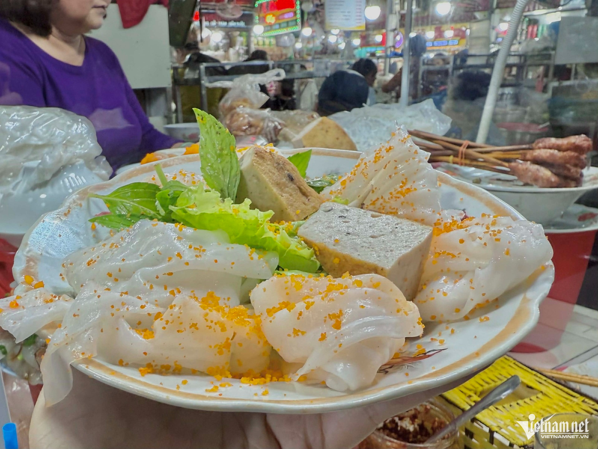 Du khách có thể thưởng thức bánh ướt tại chợ Đông Ba hay các hàng quán vỉa hè xứ Huế với giá rất rẻ với giá 10.000-25.000 đồng/đĩa (tùy loại nhân)