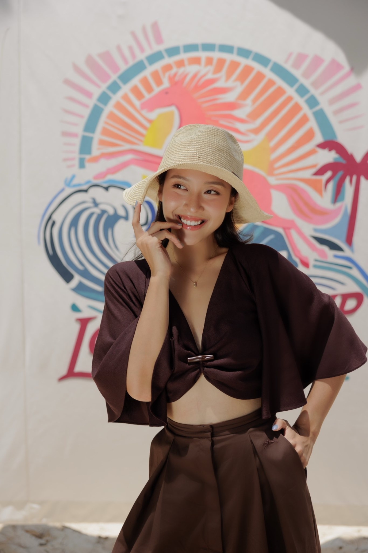 Mẫu áo vạt lửng xếp nếp kèm chi tiết tay loe mang lại vẻ nữ tính và thu hút ánh nhìn vào vòng eo thon gọn.