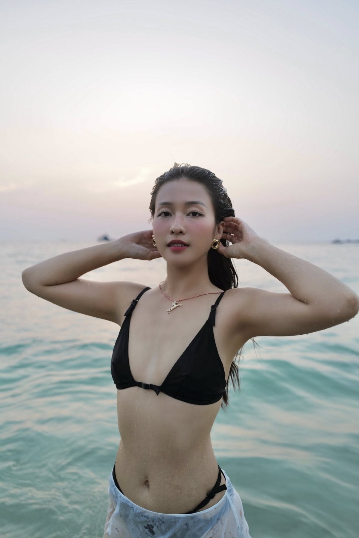 Không có vòng một đầy đặn, diễn viên Gia đình mình vui bất thình lình vẫn tự tin về vóc dáng thanh mảnh, thoải mái diện những kiểu đồ yêu thích.