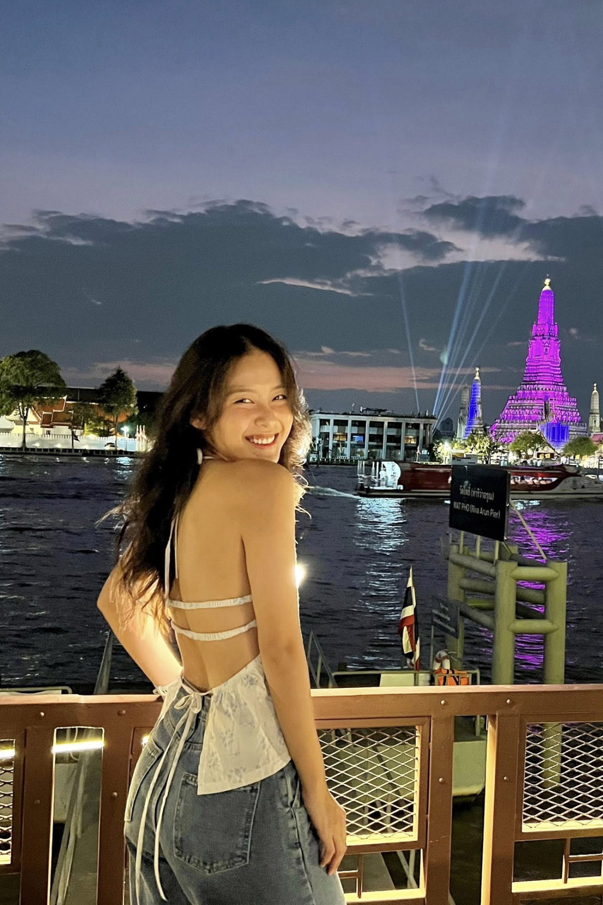 Trong khi đó, áo hở lưng là gợi ý hoàn hảo cho những nàng khẳng khiu, mang đến nét quyến rũ chừng mực và tạo dấu ấn phong cách.