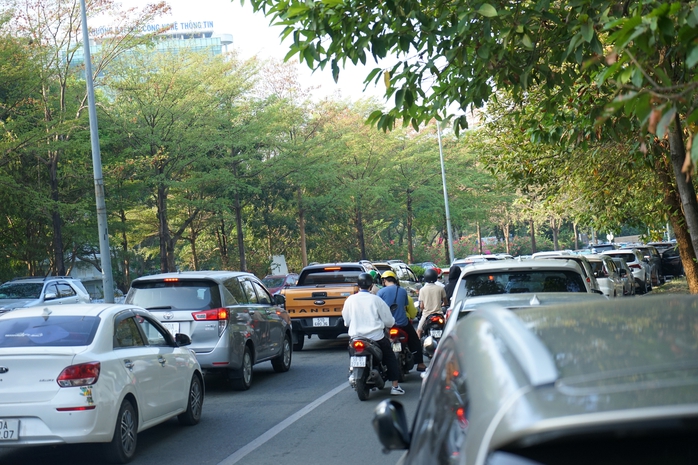 Lượng phương tiện, đặc biệt là ô tô, đổ dồn về các tuyến đường quanh điểm thi khiến khu vực này trở nên đông đúc.