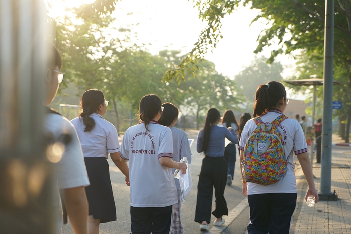 Nhiều thí sinh lần đầu đến điểm thi còn bỡ ngỡ, mất thời gian tìm phòng thi hoặc hỏi thông tin để xác định đúng vị trí trước giờ làm bài.